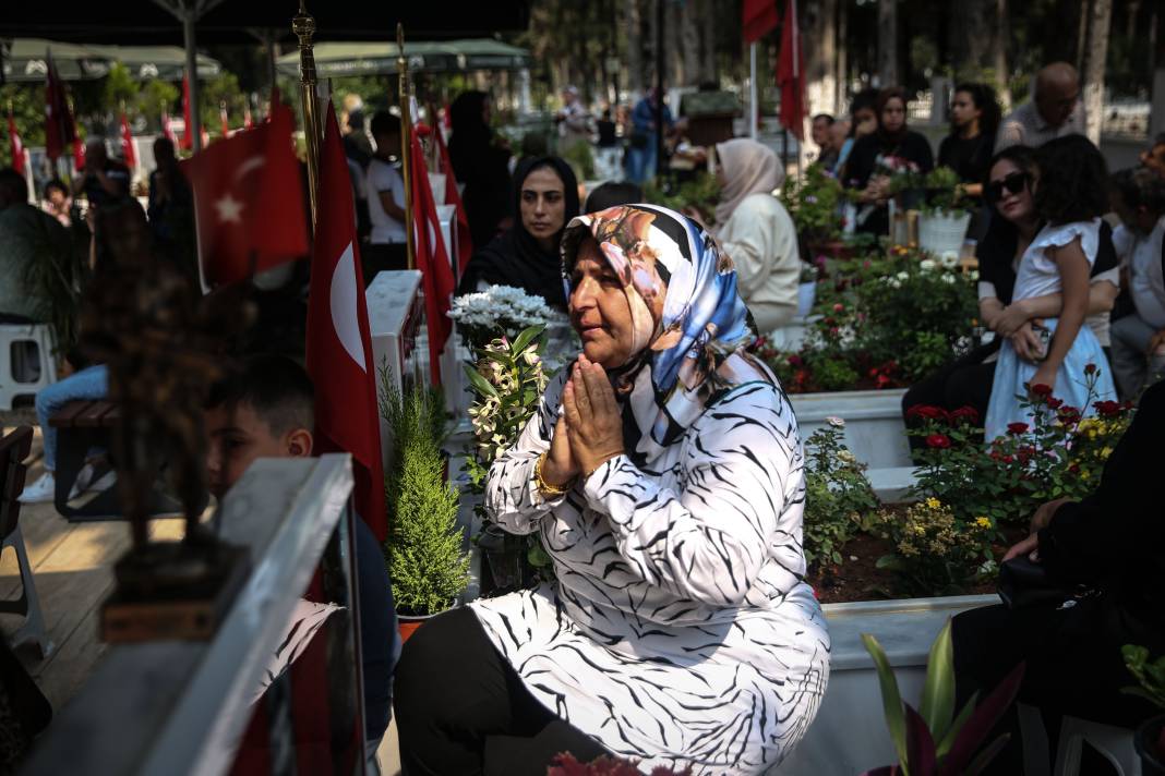 Bayram arifesinde şehitliklerde hüzün: Kahramanlara koştular 2